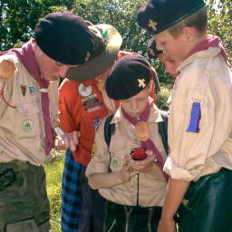 Scouts krijgen Gps instructie