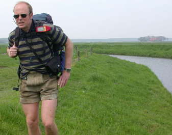 2000: Met de eTrex op de schouderband door de polder